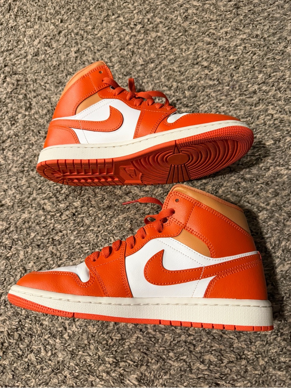 Women's jordan 1 size 8.5 Orange and White - Picture 3 of 4